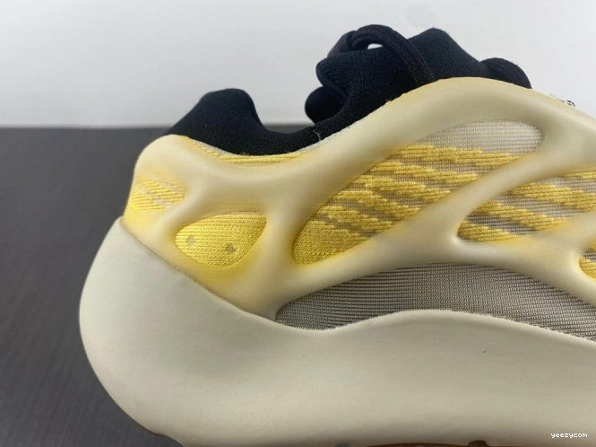 Yeezy 700 V3 Adidas Safflower Mono HP5425 0815